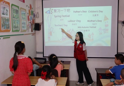 太阳集团官网tyc9728暑期“三下乡”开展趣味英语和财商课堂活动_fororder_图片1