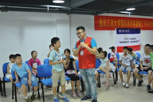 2016.07.05 同天苑社区 留学生郑凯鸿回答小朋友的问题 赖苑平拍.JPG